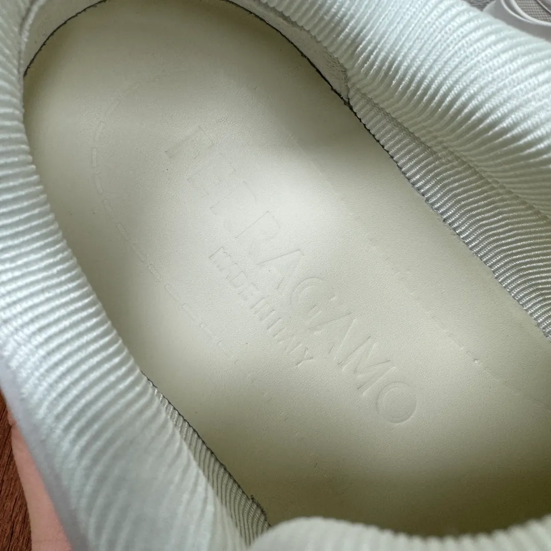 [Ferragamo] Top P: 720💰 Size: 39~44 (38 45 custom-made, non-returnable) Ferragam/Ferragamo Cancini buckle men's low-top casual shoes Spring and summer official website synchronized new thick-soled versatile sports shoes for men This urban-style casual shoe boldly combines a variety of fabrics, cleverly using high-tech mesh fabrics and smooth leather to create a unique high-end look, with side dropouts Cancini buckle, padded collar and tongue, and eye-catching lightweight rubber sole make the design even more sophisticated! The perfect blend of style and comfort. , the shoe body is outlined with exquisite lines, embellished with iconic elements, and equipped with comfortable sole technology to boost your pace. Whether you are walking on the street or exercising, you can show your extraordinary charm. .